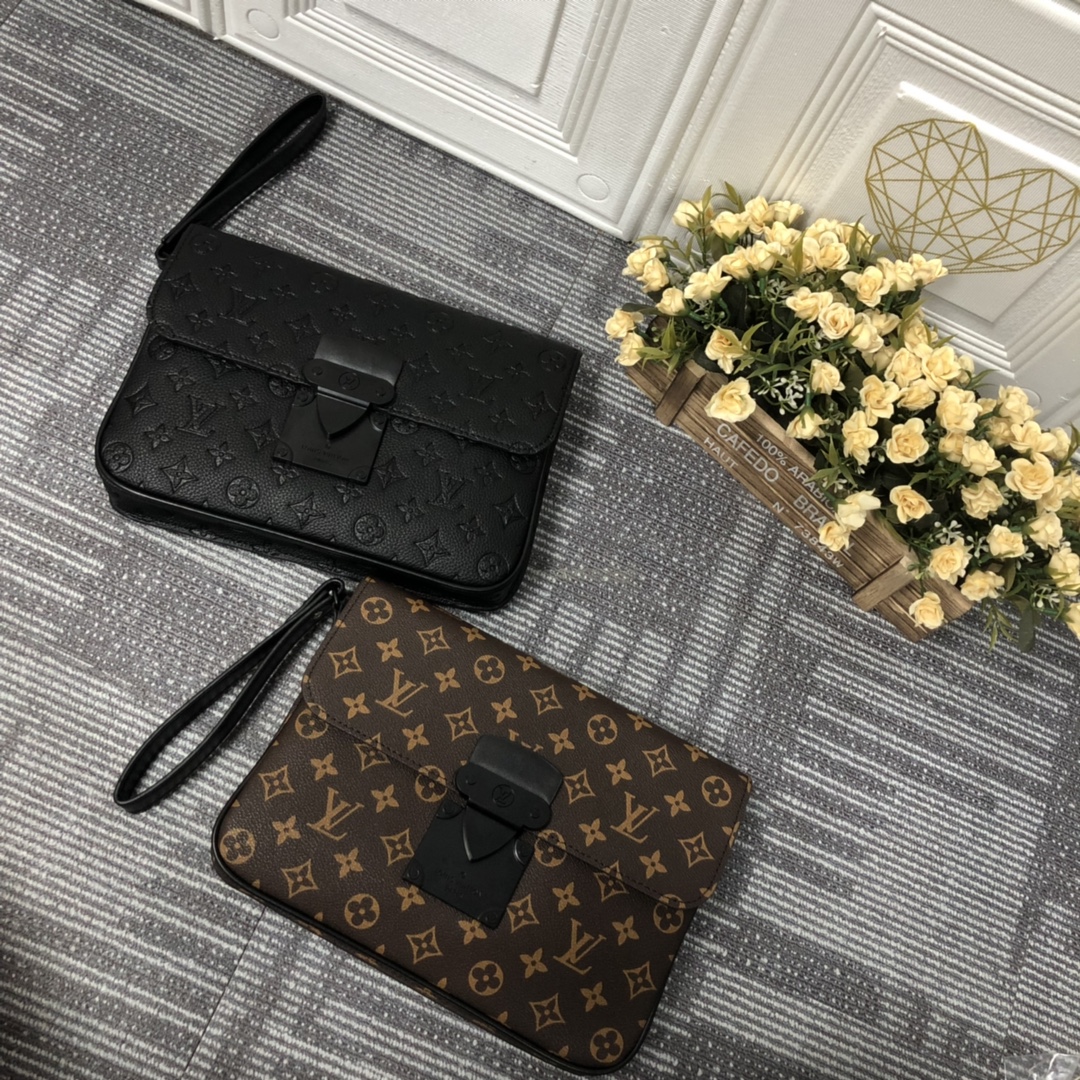 Pouch Lock A4 di Louis Vuitton S M80560