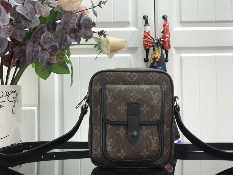 Portafoglio indossabile di Louis Vuitton Christopher M69404