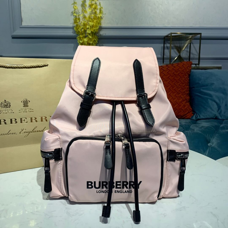 Burberry Il medio zaino in nylon con stampa logo 80116181