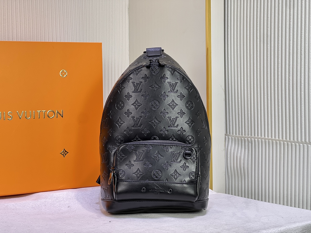 Louis Vuitton Monogram Shadow Racer Slingborsa