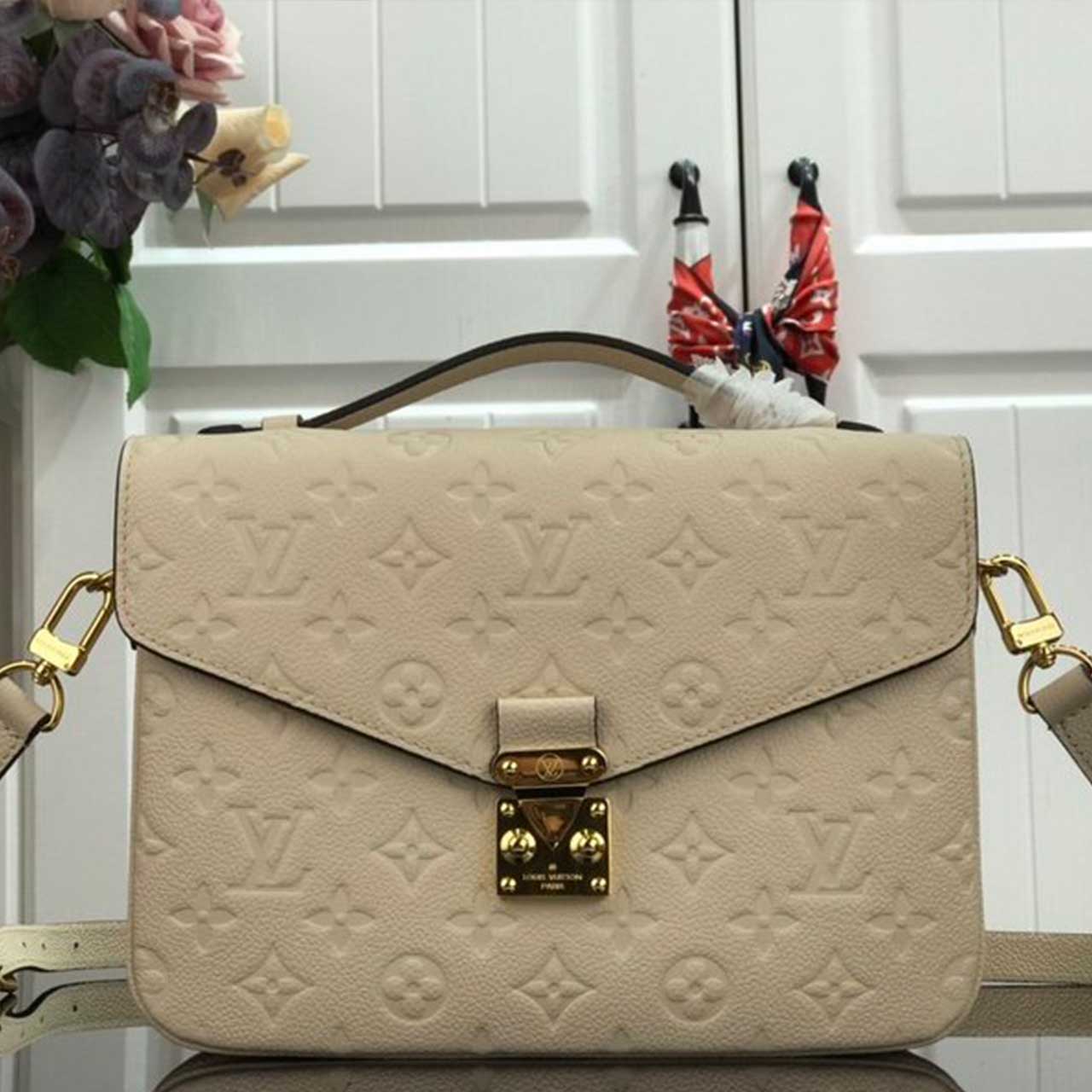 Louis Vuitton Pochette Metis M44881 M44071 Beige/ Navy